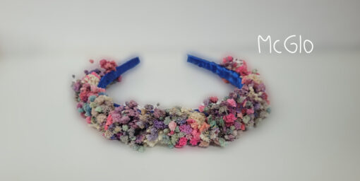 Diadema con flores preservadas de distintos colores